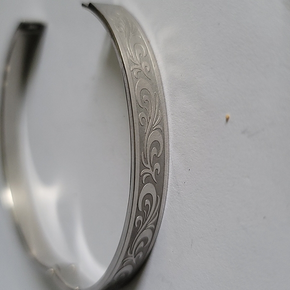 Hinged Bangle bracelet - Picture 4 of 5